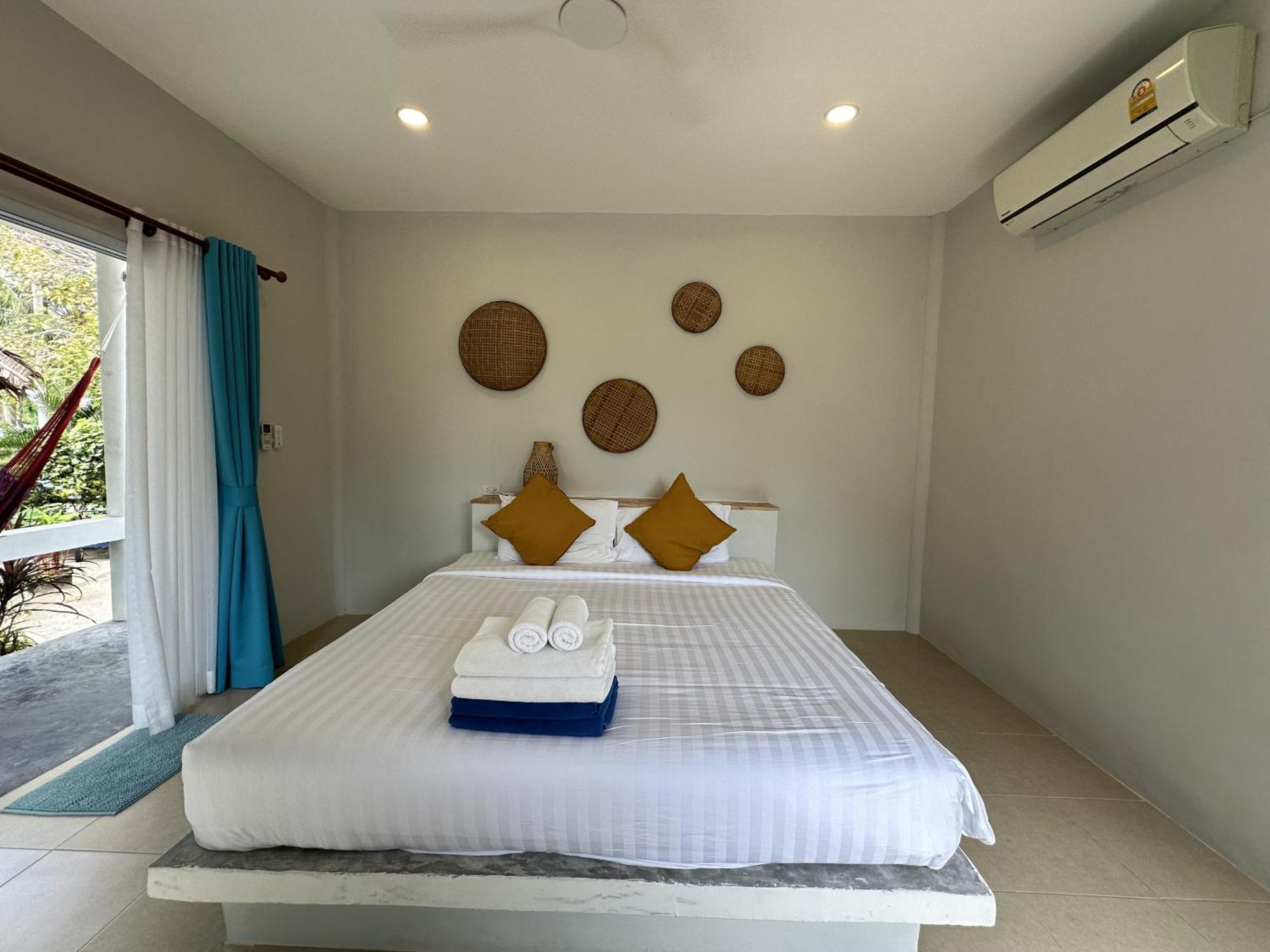 Sand Terrace Beach Bungalows Ban Tai Room photo